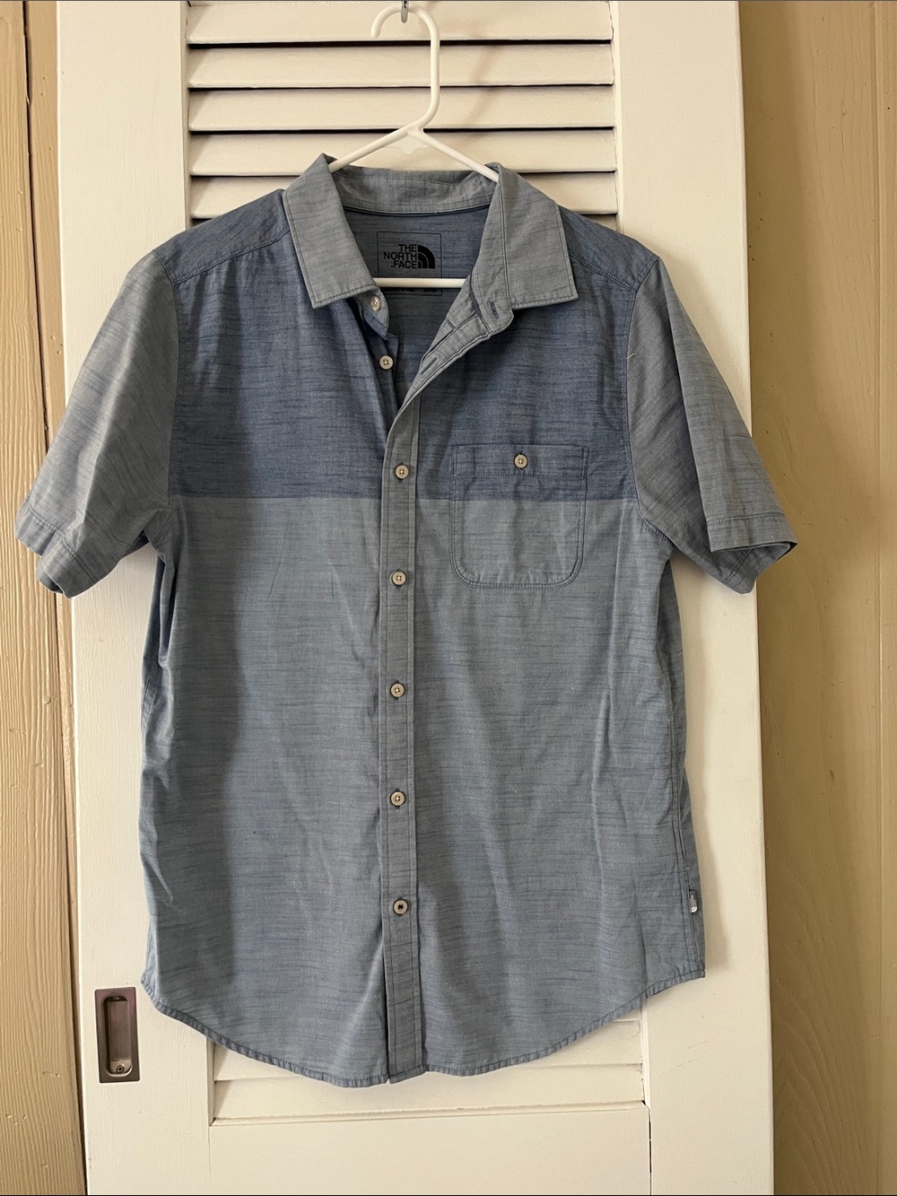 The North Face Men’s Two-Tone Light Blue Short-Sleeve Button-Down Shirt